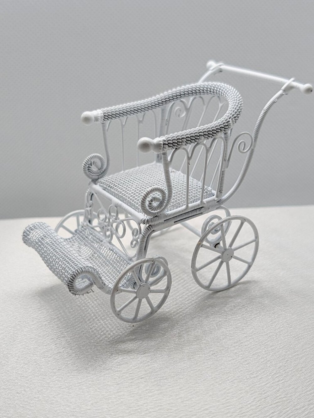 Decorative Displays -- 4  Victorian styled Baby Buggies -- Excellent Condition